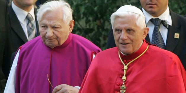O τέως Πάπας Βενέδικτος και ο αδερφός του Georg Ratzinger, που ήταν υπεύθυνος της χορωδίας Regensburg επί 30 χρόνια