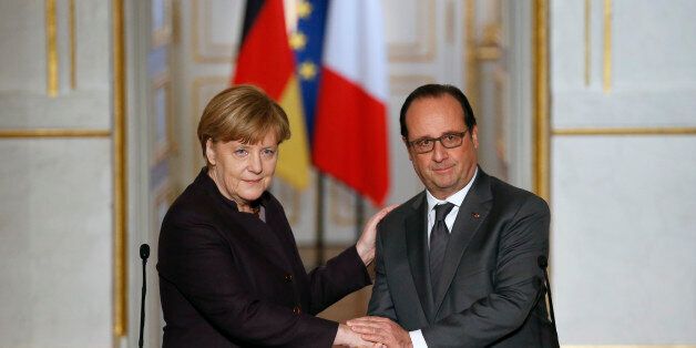 French president Francois Hollande, right shakes hands with German Chancellor Angela Merkel at the end of a joint press conference at the Elysee Palace, in Paris, Wednesday, Nov. 25, 2015. Merkel's visit to Paris is part of president Hollande's diplomatic offensive to get the international community to bolster the campaign against the Islamic State militants. (AP Photo/Francois Mori)