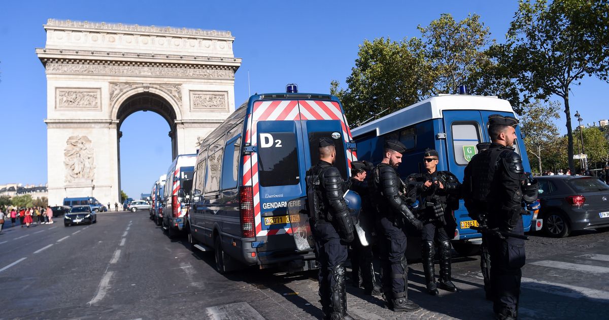 Lors De Lacte 45 Des Gilets Jaunes Un Policier Interpellé