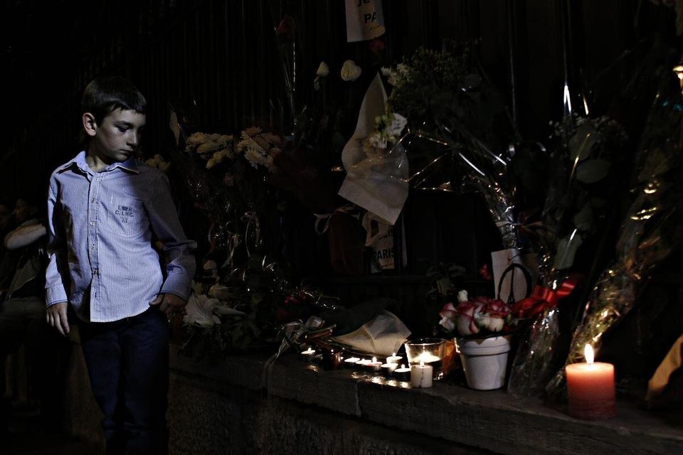 Αθηναίοι αφήνουν λουλούδια και μηνύματα συμπαράστασης στη γαλλική πρεσβεία