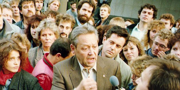 DISCUSSION - Guenther Schabowski (c), member of East German politbureau talks with East Germans about political reforms at a street in downtown East Berlin Saturday afternoon, October 21, 1989. About 1.000 pro-democracy supporters gathered here to build a human chain. (AP-PHOTO/ebh/stf)