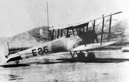 Εκπαιδευτικό- Το Avro 504 υπηρέτησε ως το βασικό εκπαιδευτικό του Ναυτικού Αεροπορικού Σώματος. Τα πρώτα έξι παραγγέλθηκαν το 1925, ενώ ένας μικρός αριθμός επιπλέον αεροπλάνων κατασκευάστηκε στο Εργοστάσιο Αεροπλάνων Φαλήρου το 1934-1935. 