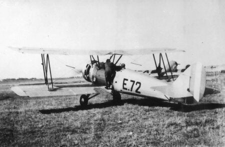 Εκπαιδευτικό-Το Avro 621 Tutor επιλέχθηκε ως το βασικό εκπαιδευτικό κατά τη διαδικασία αναδιοργάνωσης της Πολεμικής Αεροπορίας, μεταξύ 1936 και 1940. Τριάντα αεροπλάνα βρετανικής κατασκευής παραδόθηκαν το 1936, ενώ τουλάχιστον 62 επιπλέον επρόκειτο να παραχθούν στην Ελλάδα. Το Δεκέμβριο του 1939 ήταν διαθέσιμα 59 Tutor, και 30 επιπλέον βρίσκονταν υπό κατασκευή στο Κρατικό Εργοστάσιο Αεροπλάνων, με ρυθμό παραγωγής περίπου 7 αεροπλάνα τον μήνα. Μικρός αριθμός τους ενσωματώθηκε σε Πολεμικές Μοίρες και ανέλαβε ρόλο αεροσκάφους συνδέσμου κατά τις επιχειρήσεις του 1940-1941. Τουλάχιστον τέσσερα Tutor διέφυγαν στην Αίγυπτο.