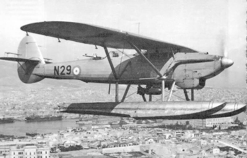 Ναυτικής Συνεργασίας-Τον Οκτώβριο του 1940 η Ελληνική Βασιλική Αεροπορία διέθετε 12 Do 22Kg τα οποία παραλήφθηκαν το διάστημα 1938-1939 και τοποθετήθηκαν στη 12η Μοίρα Ναυτικής Συνεργασίας. Η έλλειψη σύγχρονων αεροπλάνων στρατιωτικής συνεργασίας επέβαλε την αντικατάσταση των πλωτήρων από κανονικό σύστημα προσγείωσης σε οκτώ Do 22Kg τα οποία εντάχθηκαν στη 12η Μοίρα Στρατιωτικής Συνεργασίας και παραδόθηκαν στην υπό αναδιοργάνωση 2η Μοίρα Παρατήρησης την άνοιξη του 1941. Tα περισσότερα αεροπλάνα καταστράφηκαν κατά τη διάρκεια αεροπορικών προσβολών, εκτός από ένα που διέφυγε στην Αίγυπτο και υπηρέτησε υπό βρετανική διοίκηση για σύντομο χρονικό διάστημα.