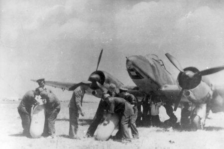 Βομβαρδιστικό- Το Potez 633 κατασκευάσθηκε αποκλειστικά για εξαγωγή. Η Ελληνική Βασιλική Αεροπορία (ΕΒΑ) παράγγειλε είκοσι τέσσερα αεροσκάφη, από τα οποία παρελήφθησαν τελικά δεκατρία, εκ των οποίων ένα καταστράφηκε κατά την παράδοση. Έτσι, τα δώδεκα εναπομείναντα εντάχθηκαν το 1938 στην 31η Μοίρα Βομβαρδισμού. Με την έναρξη του Β΄ Παγκοσμίου Πολέμου, τα δώδεκα υπολειπόμενα αεροσκάφη του τύπου κατασχέθηκαν από τους Γάλλους. 