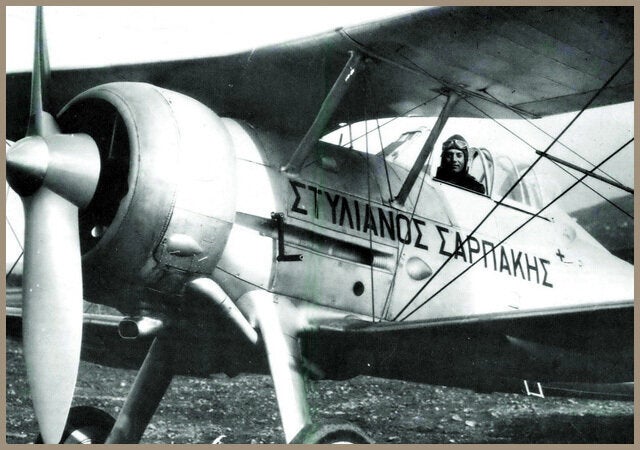 Μαχητικό-Τα πρώτα δύο Gladiator Mk I της Πολεμικής Αεροπορίας ήταν δωρεά του Έλληνα ομογενή Στυλιανού Σαρπάκη από την Αίγυπτο, τα οποία χρησιμοποιήθηκαν για εκπαίδευση σε τακτικές αερομαχίας. Από το Δεκέμβριο 1940 έως τον Απρίλιο 1941 η Βρετανία παραχώρησε μερικά Gladiator Mk I/ Mk II τα οποία εντάχθηκαν στην 21η Μοίρα Διώξεως, η οποία επιχειρούσε μέχρι τότε με PZL P.24. 