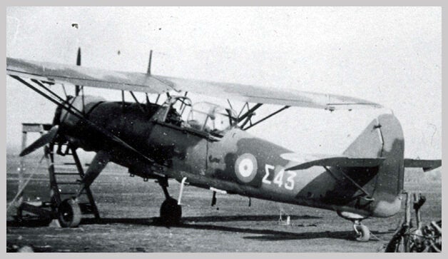 Βομβαρδιστικό / Αναγνωριστικό-Το Henschel Hs 126K-6 ήταν το πλέον σύγχρονο αεροπλάνο στο οπλοστάσιο της Πολεμικής Αεροπορίας το 1940, με 16 συνολικά αεροπλάνα να παραδίδονται το Δεκέμβριο του 1939. Ήταν από τα λίγα αεροπλάνα της περιόδου που παραδόθηκαν πλήρως εξοπλισμένα και συνοδεύονταν από ελληνικές μεταφράσεις των γερμανικών τεχνικών εγχειριδίων. Τα Hs 126K-6 χρησιμοποιήθηκαν από τα 3.1 και 3.2 Ανεξάρτητα Σμήνη σε αποστολές παρατήρησης και αναγνώρισης κατά τον Ελληνο-ιταλικό πόλεμο.
