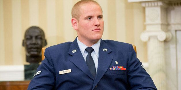 The injured hand of Air Force Airman 1st Class Spencer Stone can be seen as he and Oregon National Guardsman Alek Skarlatos and Anthony Sadler meet with President Barack Obama in the Oval Office of the White House in Washington, Thursday, Sept. 17, 2015, to honor them for heroically subduing a gunman on a passenger train in Paris last month. (AP Photo/Andrew Harnik)