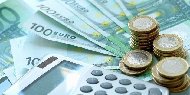 (GERMANY OUT) Finanzen, Geld, Haushalt, Kosten, Taschenrechner und Euro (Photo by Wodicka/ullstein bild via Getty Images)