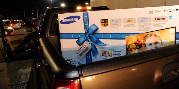 Samsung TV was put on a customerâs compact pickup truck at Best Buy Store in Albany NY on Black Friday, the largest shopping season in the US. ë¯¸êµ ìµë ì¼í ìì¦ì¸ ë¸ëíë¼ì´ë°ì´ë¥¼ ë§ì ë´ì ìë°ë(albany)ì ë² ì¤í¸ë°ì´ ë§¤ì¥ìì ì¼íì ë§ì¹ í ê³ ê°ì ì°¨ëì ì¼ì±ì ì TVê° ì¤ë ¤ìë¤.