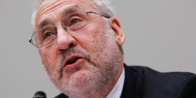 ARCHIV: Der US-amerkianische Wirtschaftsnobelpreistraeger Joseph Stiglitz sagt in Washington (USA) vor dem Finanzausschuss aus (Foto vom 21.10.08). Wirtschaftsnobelpreistraeger Stiglitz hat die Europaeische Zentralbank (EZB) aufgefordert, die Leitzinsen im Euro-Raum wieder zu senken.