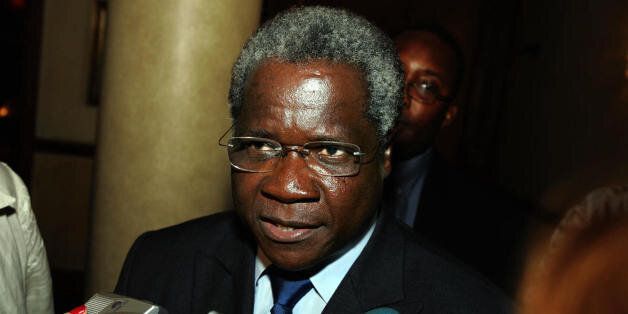 MAPUTO, MOZAMBIQUE: Mozambique Resistance Movement (RENAMO) candidate Afonso Dhlakama talks to the press 29 November 2004 after his meeting with former US President Jimmy Carter in Maputo, Mozambique. AFP PHOTO/MARCO LONGARI (Photo credit should read MARCO LONGARI/AFP/Getty Images)