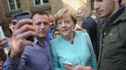 «Θεά» των προσφύγων η Μέρκελ. Δεκάδες οι αιτούντες μιας selfie μαζί