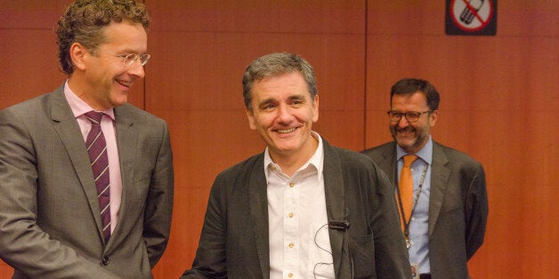 GREECE - 2015/08/14: Greek Finance Minister Euclid Tsakalotos (R) and Eurogroup President Jeroen Dijsselbloem (L) shaking hands at the extraordinary Eurogroup meeting on Greece. (Photo by Jonathan Raa/Pacific Press/LightRocket via Getty Images)