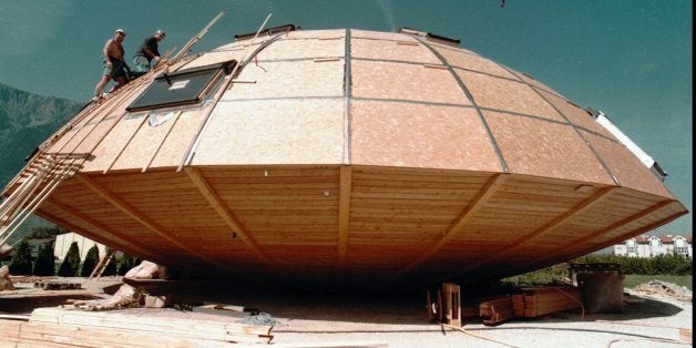 UFO-Haus in Charrat (VS). In Charrat im Kanton Wallis befindet sich dieser Tage ein ungewoehnliches Einfamilienhaus im Bau. Sein kuppelfoermiges Dach wird mit Sonnenkollektoren versehen, seine nicht durchwegs alltaeglichen Baumaterialen sind Hanf, Kork und Tannenholz. Das Haus soll drehbar sein und erinnert in seinem Aussehen stark an ein UFO. (AP Photo/KEYSTONE/HAND OUT)