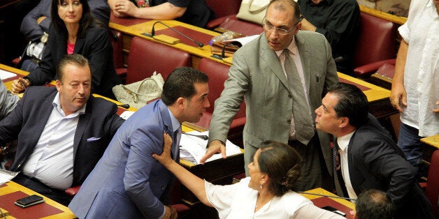 Καρέ-καρέ ο τσακωμός Γεωργιάδη - Κάτανα. Κόντεψαν να πιαστούν στα