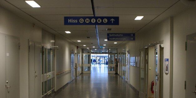 EntrÃ©n pÃ¥ insidan av SÃ¶dersjukhuset sedd via en av huvud korridorena.