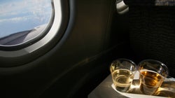 Τι πιστεύει η αεροσυνοδός όταν πίνετε πολύ στο