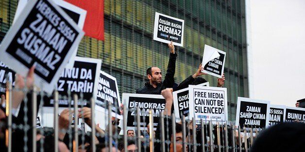 Φωτογραφία αρχείου από τις διαδηλώσεις μετά την έφοδο της αστυνομίας στα γραφεία της εφημερίδας Zaman τον περασμένο Δεκέμβριο