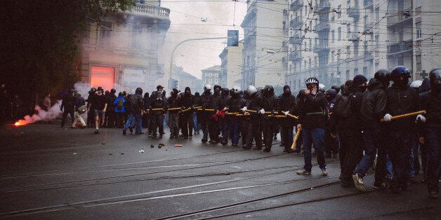 Manifestazione NOEXPO degenerata in lotta tra forze dell'ordine e black block