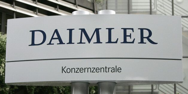 ** ARCHIV ** Blick auf das Daimler Zeichen vor der Konzernzentrale in Stuttgart am 5. Oktober 2007. Ein auslaendischer Hedge-Fonds nimmt einem