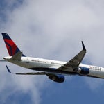 デルタ航空、9000メートル一気に急降下。乗客がパニック「恐怖で何が起きてるのか...」