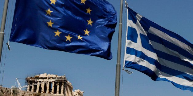 ARCHIV: A European Union left and the Greek flag wave above the ancient Parthenon temple, at the Acropolis Hill, in Athens (Foto vom 11.07.11). Nach monatelangen Verhandlungen wagt die Eurogruppe den Befreiungsschlag: Mit einem neuen Rettungspaket fuer Griechenland von 109 Milliarden Euro, einem Bankenbeitrag von 37 Milliarden Euro bis 2014 und Kreditzusagen fuer andere Sorgenkinder wie Italien und Spanien soll die Schuldenkrise eingedaemmt werden. (zu dapd-Text) Foto: Petros Giannakouri/AP/dapd