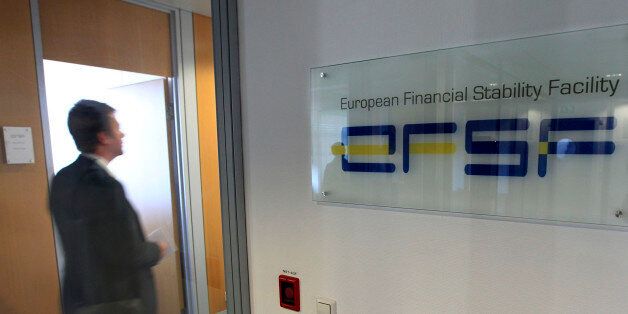 ARCHIV: Ein Mann geht durch den Eingangsbereich im Gebaeude des Europaeischen Finanzaufsichtssystems (ESFS) in Luxemburg (Foto vom 03.10.11). Der Vorstandsvorsitzende des Europaeischen Rettungsfonds, Klaus Regling (61) ist ein kuehler Kopf, der den EFSF mit ruhiger Hand zu einem immer leistungsstaerkeren Feuerloescher gegen die Brandherde der Schuldenkrise ausbaut. (zu dapd-Text) Foto: Yves Logghe/AP/dapd