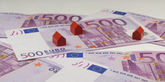 500 Euro bills and small red wooden houses