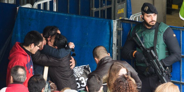 BARCELONA, SPAIN - MARCH 20: Tourists travelling on the MSC Splendida cruise ship, some of whose passengers were among the victims of a terrorist attack in Tunisia, disembark in the port of Barcelona on March 20, 2015 in Barcelona, Spain. The Islamic State claimed responsability for an attack at Tunisia Bardo Museum that killed 23 people including foreign tourists. (Photo by Alex Caparros/Getty Images)