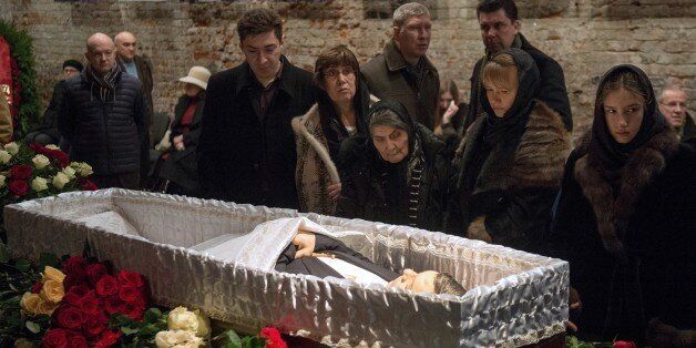 Relatives and friends pay their respects as they stand close to the coffin of Boris Nemtsov during a farewell ceremony in Moscow on March 3, 2015. Russia vowed on March 2 to find the killers of outspoken opposition leader Boris Nemtsov as fresh details emerged about the most shocking political assassination during Vladimir Putin's rule. Nemtsov's body will lie in state on March 3 at the Andrei Sakharov rights centre in Moscow, followed by his burial at the city's Troekurovskoye cemetery. AFP PHO