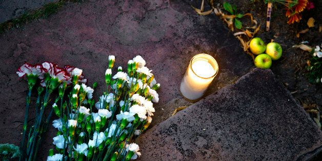 BOULDER, CO - AUGUST 11: Flowers and a single candle are left at a makeshift memorial for Robin Williams on August 11, 2014 in Boulder, Colorado. The exterior of the house was used in the opening credits for 'Mork & Mindy,' the comedy based in Boulder that catapulted Williams' career. Williams, 63, died at his Northern California home Monday in a suspected suicide, according to law enforcement officials. (Photo by Marc Piscotty/Getty Images)