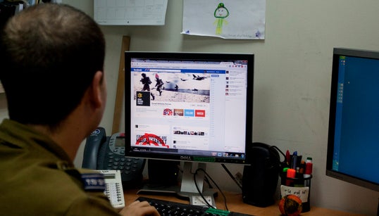 Οι πολεμιστές του Facebook και του Twitter. Ποια είναι η σημασία των social media στον σύγχρονο