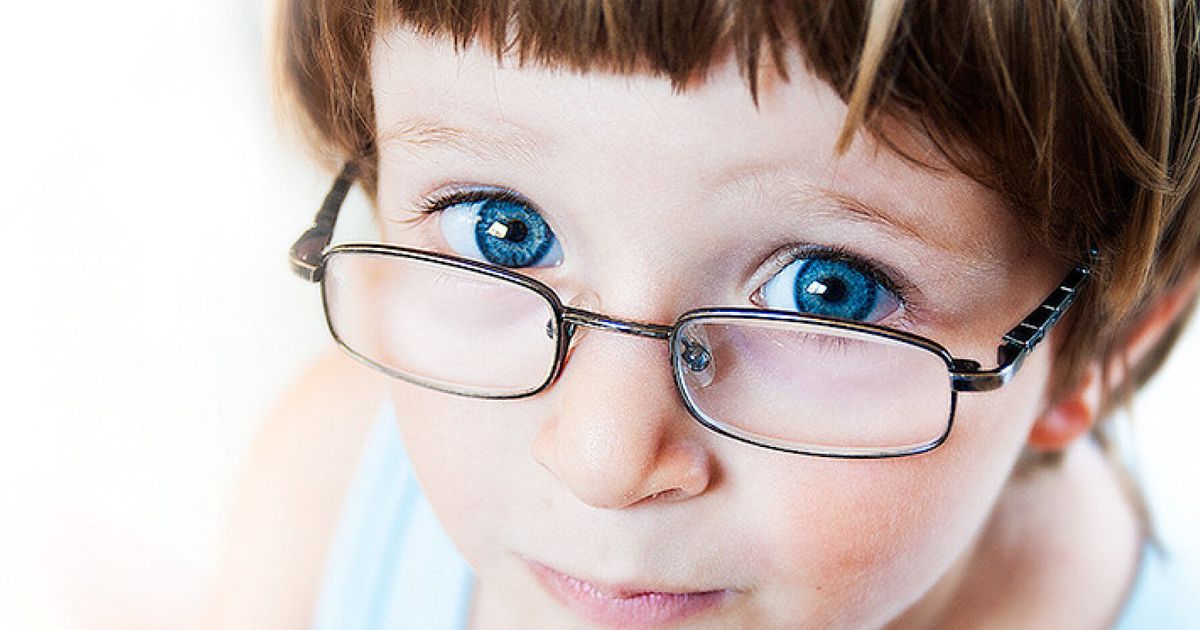 10 зрения у ребенка. Дети в очках для зрения. Очки для детей для зрения. Нарушение зрения. Очки для детей с астигматизмом.