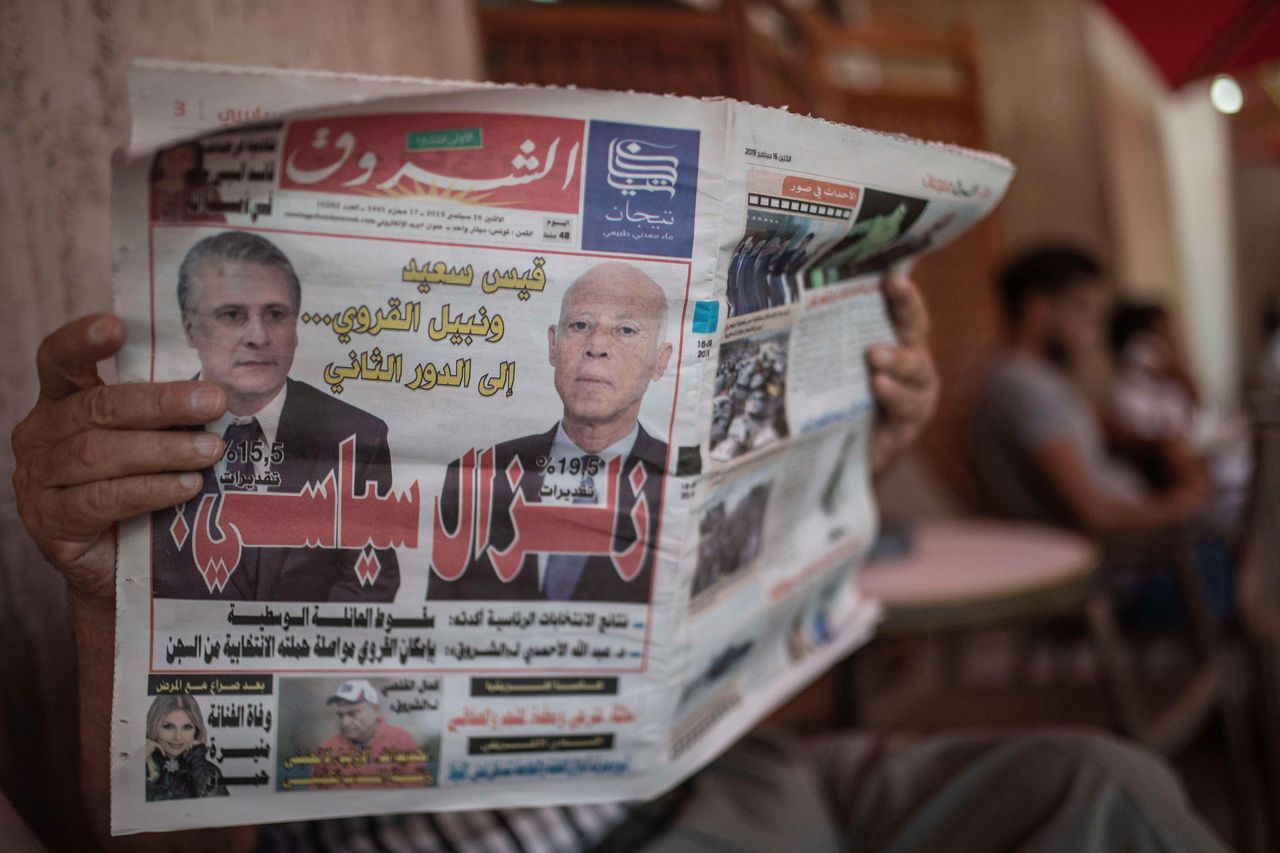 Δυο ανεξάρτητοι υποψήφιοι κατάφεραν να περάσουν στο δεύτερο γύρω των εκλογών.Ο πρώτος είναι ο Κάις Σαΐντ (στα δεξιά και ο δεύτερος είναι o Ναμπίλ Αλ Καραουϊ )Nabil Al Karoui)