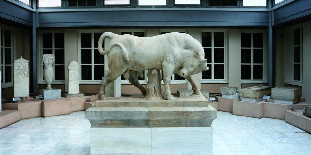 Το αίθριο του μουσείου με επιτύμβιες στήλες και τον μνημειώδη μαρμάρινο ταύρο από τον περίβολο του Διονυσίου του Κολλυτέως ο οποίος έχει αποτελέσει σήμα κατατεθέν του Κεραμεικού.