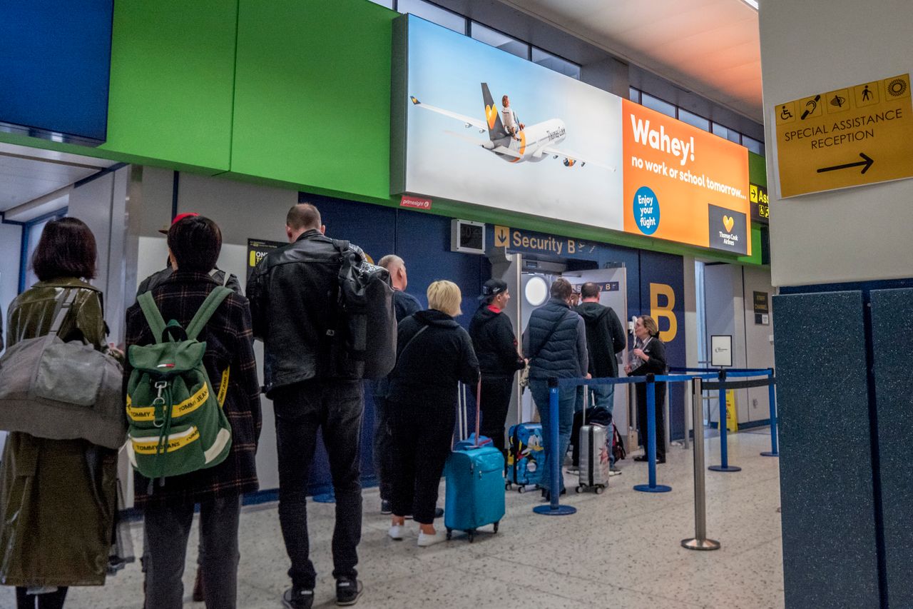 Βρετανοί τουρίστες σχηματίζουν ουρές στο αεροδρόμιο του Μάντσεστερ.