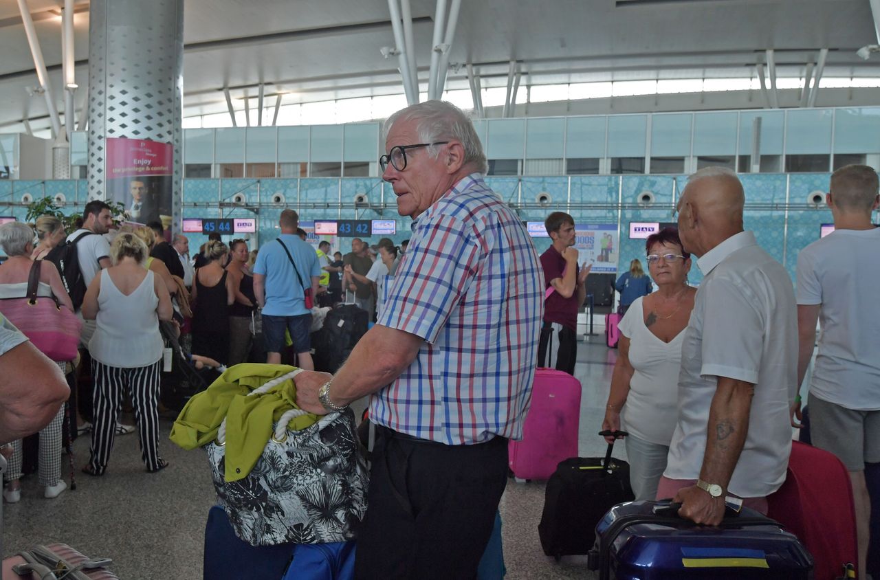 Βρετανοί τουρίστες σχηματίζουν ουρές στο αεροδρόμιο Ενφίντια της Τυνησίας.