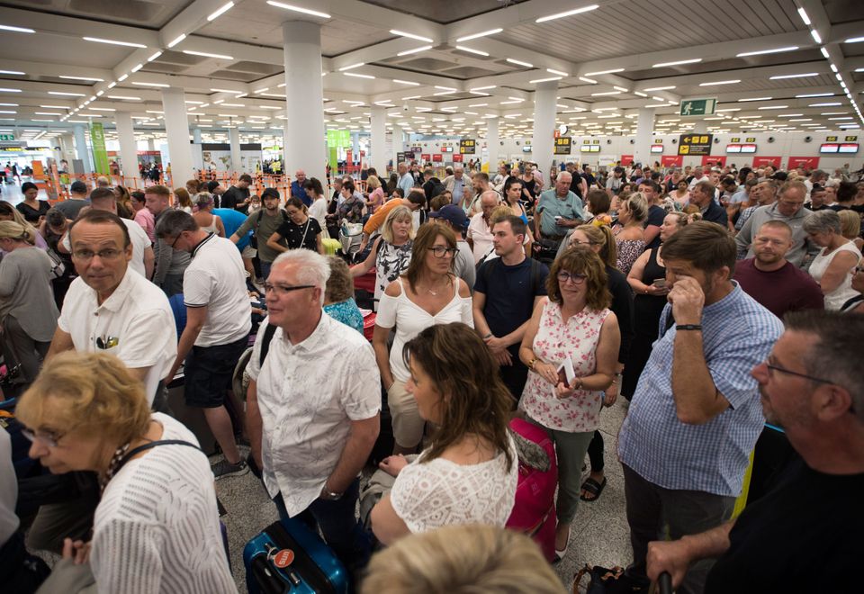 Στο αεροδρόμιο Σον Σαν Ζοάν στη Μαγιόρκα επικρατεί συνωστισμός. 