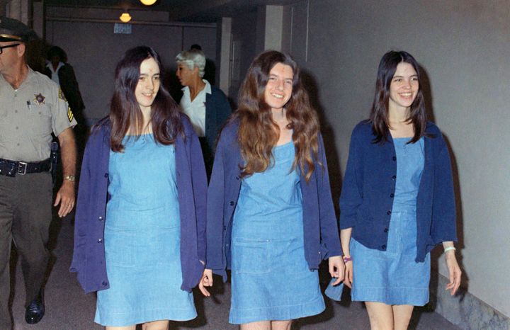 Η Σούζαν Ατκινς, η Πατρίτσια Κρένγουινκελ και η Λέσλι Βαν Χάουτεν, στο δικαστήριο τον Αύγουστο του 1970.