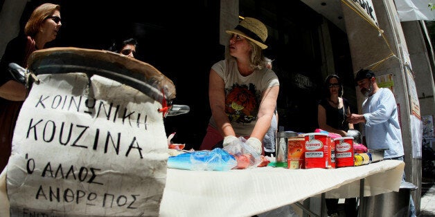 Στιγμιότυπο από την 7η μέρα της καθιστικής διαμαρτυρίας των απολυμένων καθαριστριών στο Υπουργείο Οικονομικών.Το συσσίτιο μαγειρεύτηκε στον δρόμο από την κοινωνική κουζίνα «Ο ΑΛΛΟΣ ΑΝΘΡΩΠΟΣ».