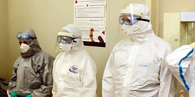 Ατομικά μέτρα προστασίας υγειονομικού προσωπικού ΕΚΑΒ - από άσκηση για τον ιό του Έμπολα τον Οκτώβριο