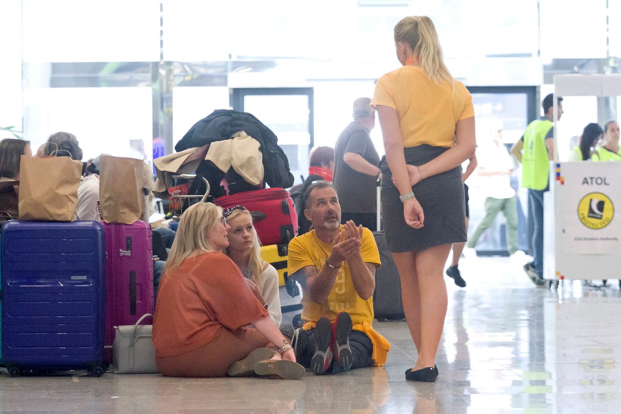 Οι πιο ταλαιπωρημένοι εγκατέλειψαν τα καθίσματα και τις ουρές για να ...εγκατασταθούν στο δάπεδο του αεροδρομίου της Πάλμα ντε Μαγιόρκα (AP Photo/Francisco Ubilla)