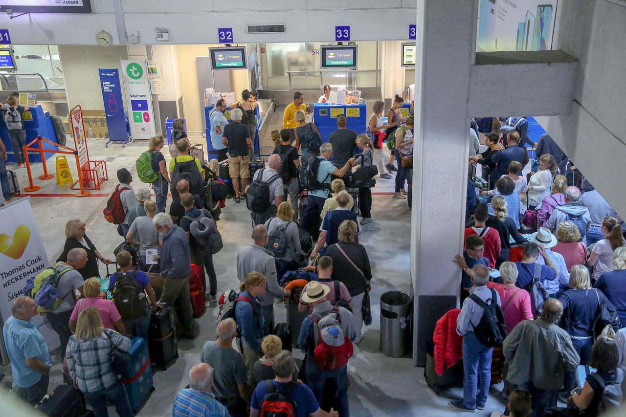 Hράκλειο Κρήτης. Ουρές, ουρές, ουρές...στο αεροδρόμιο με τις ώρες για χάρη της Thomas Cook. 2019 REUTERS/Stefanos Rapanis