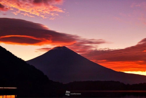 神秘的】朝焼けの富士山に不思議な巨大雲が出現。「吊るし雲」が