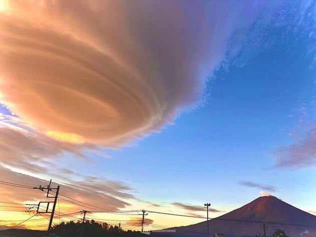 神秘的 朝焼けの富士山に不思議な巨大雲が出現 吊るし雲 がキレイ ハフポスト