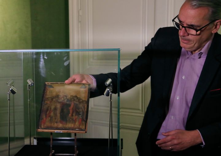 Ο ειδικός τέχνης, Στεφάν Πίντα, παρουσιάζει τον πίνακα του 13ου αιώνα, που φιλοτεχνήθηκε από τον Ιταλό ζωγράφο, Τσιμαμπούε.