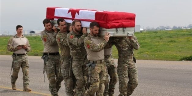 Des militaires transportent le cercueil d'Andrew Joseph Doiron, à Erbil, en Irak. Photo : Forces canadiennes