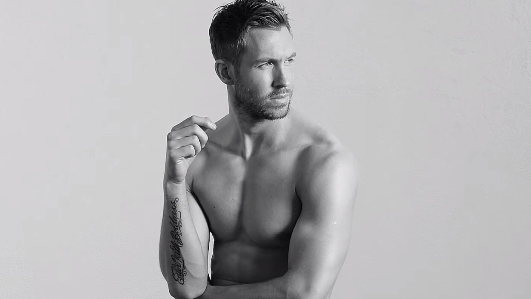 Calvin Harris Pose En Bobette Pour Emporio Armani Sur Instagram Photos Huffpost Nouvelles 6150