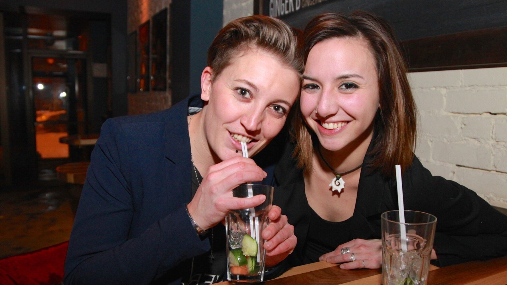 Quand Les Bars Hétéros De Montréal Souvrent Aux Lesbiennes Photos